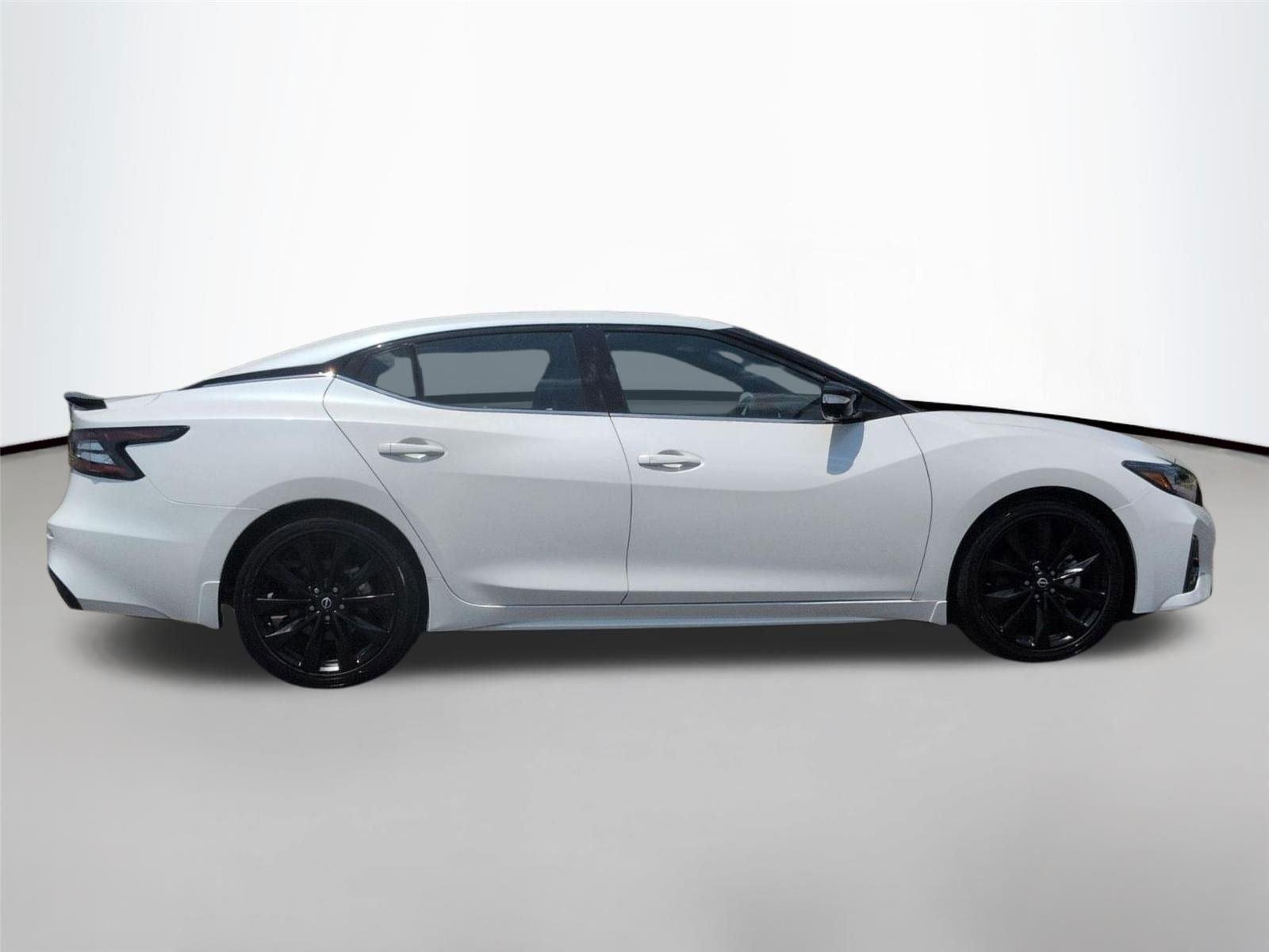 Used 2023 Pearl White Tricoat Nissan SR image 6