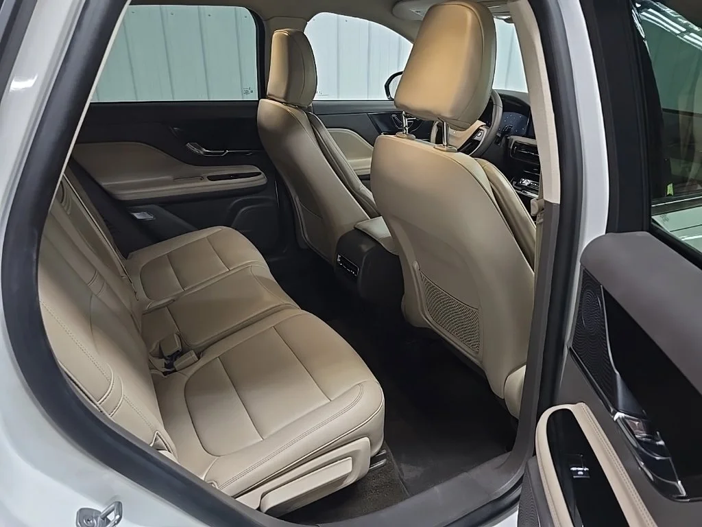 Used 2023 White Lincoln Standard image 18
