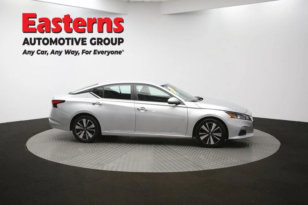 Used 2022 Silver Nissan 2.5 SV image 44