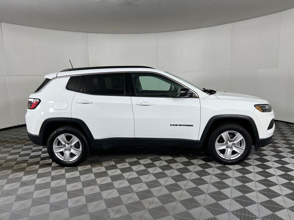 Used 2022 Bright White Clearcoat Jeep Latitude image 7