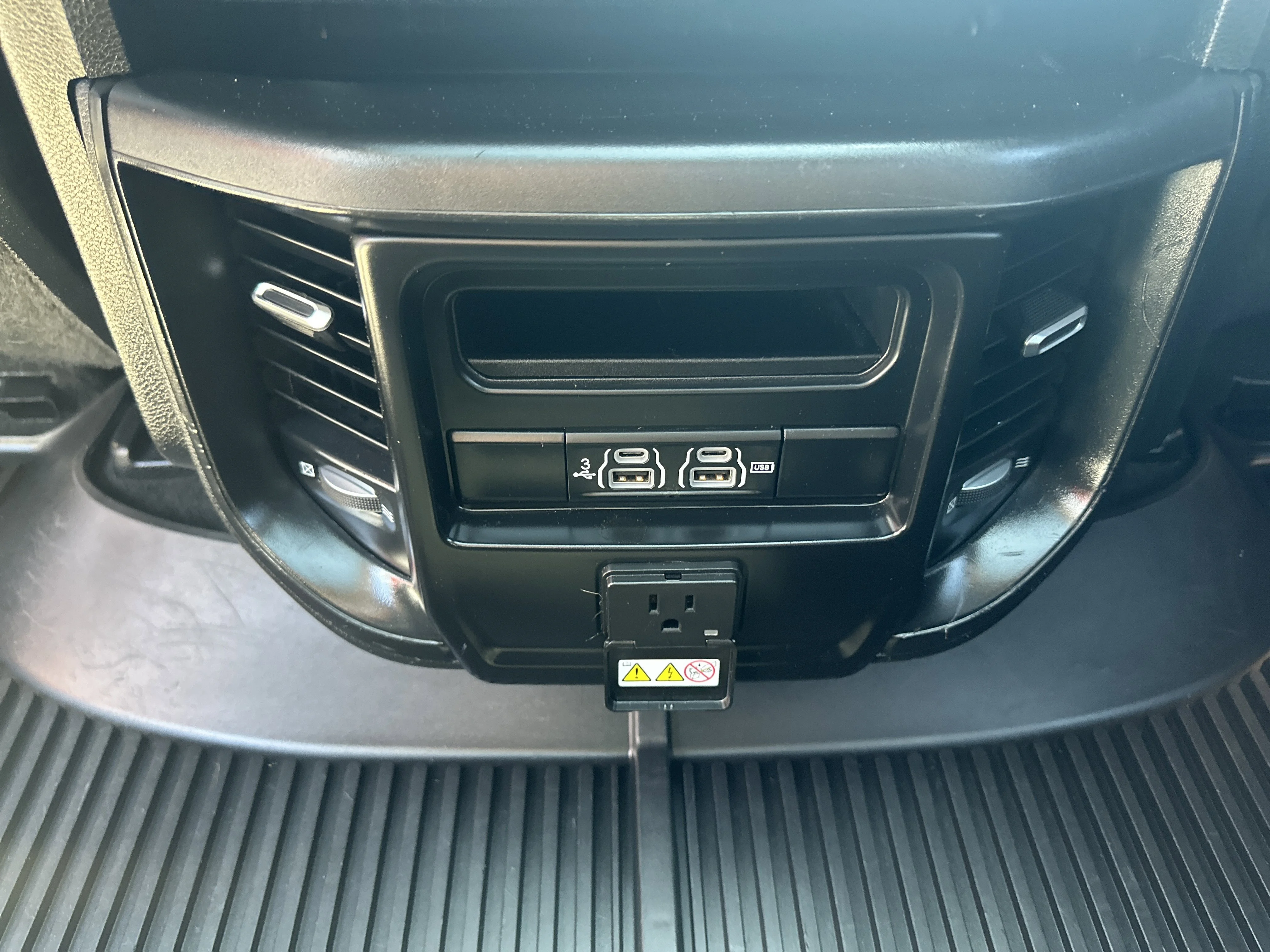Used 2020 Diamond Black Crystal Pearlcoat Ram Laramie image 18