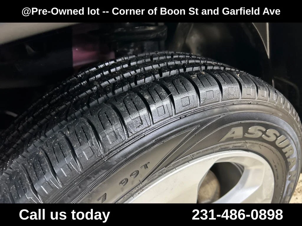 Used 2021 Red Jeep Latitude image 12
