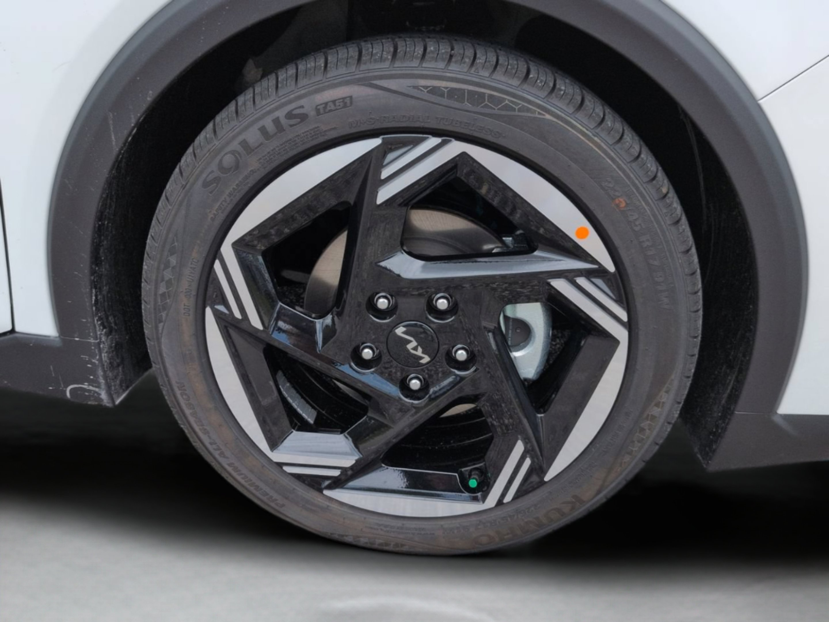 New 2026 Snow White Pearl Kia EX image 13