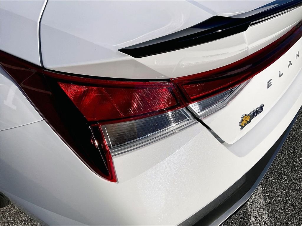 Used 2025 White Hyundai SEL Sport image 32