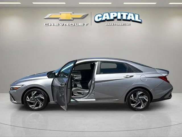 Used 2025 Gray Hyundai SEL Sport image 9