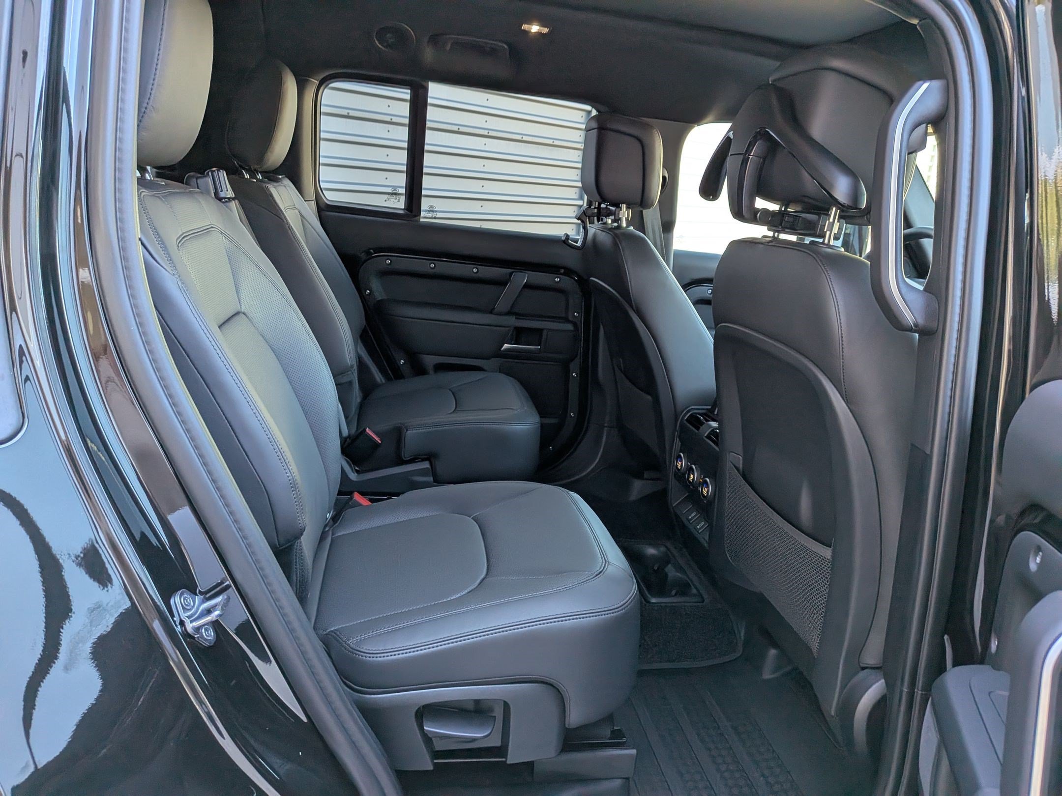 New 2026 Santorini Black Land Rover P400 X-Dynamic SE image 30