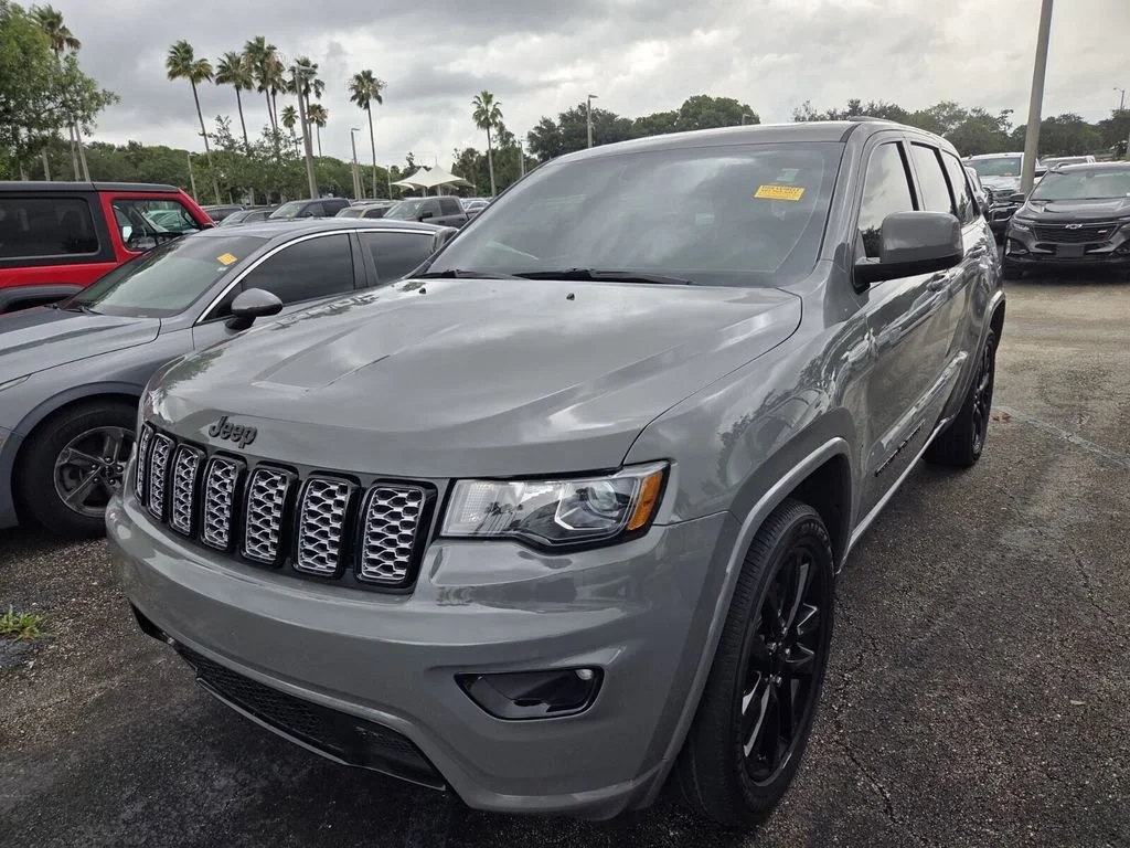 Used 2021 Sting-Gray Clearcoat Jeep Laredo X image 3