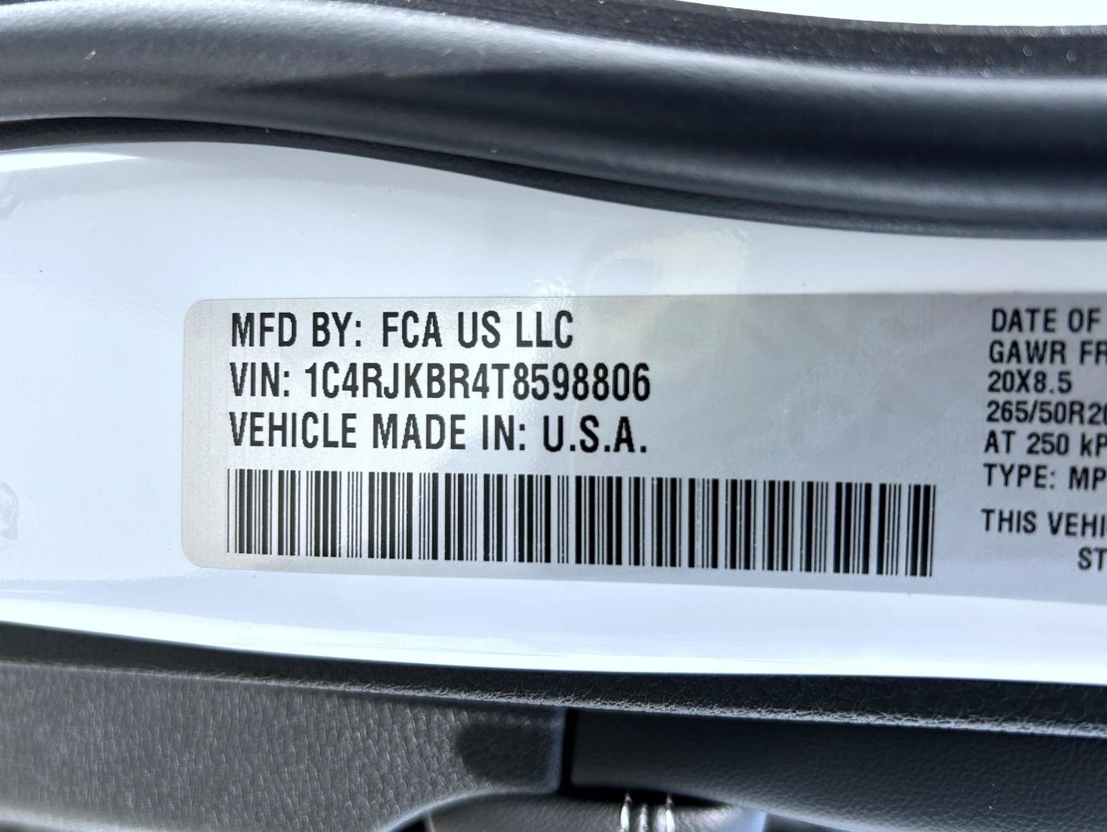 New 2026 Bright White Clear-Coat Exterior Paint Jeep Limited image 25