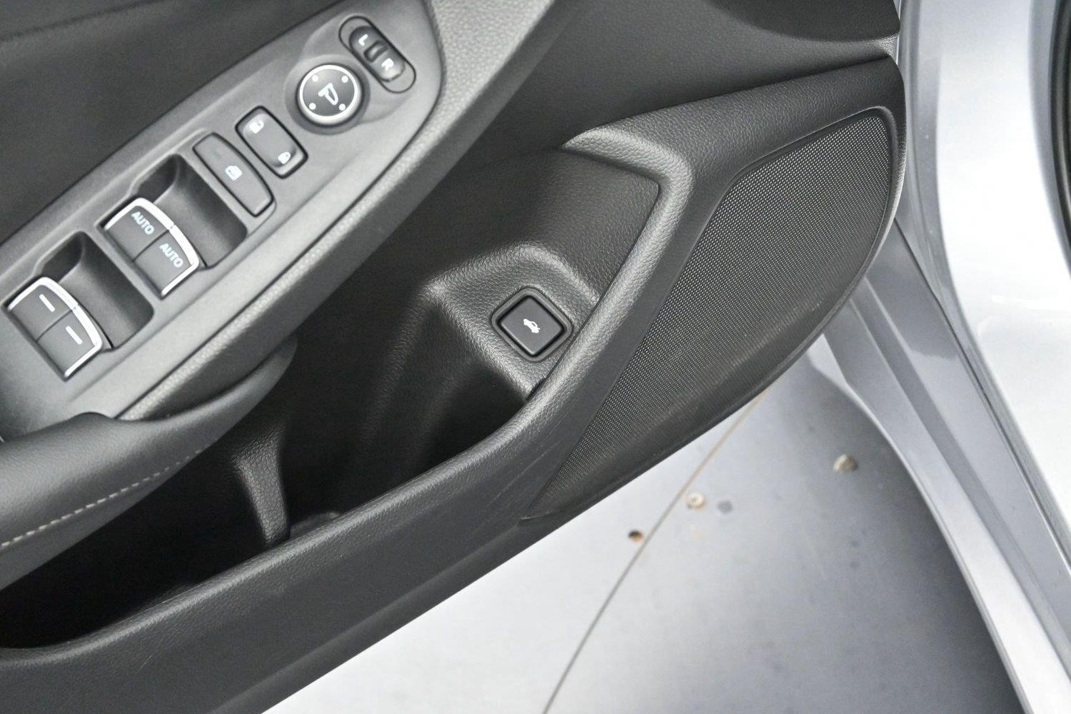 Used 2022 Lunar Silver Metallic Honda Sport image 12