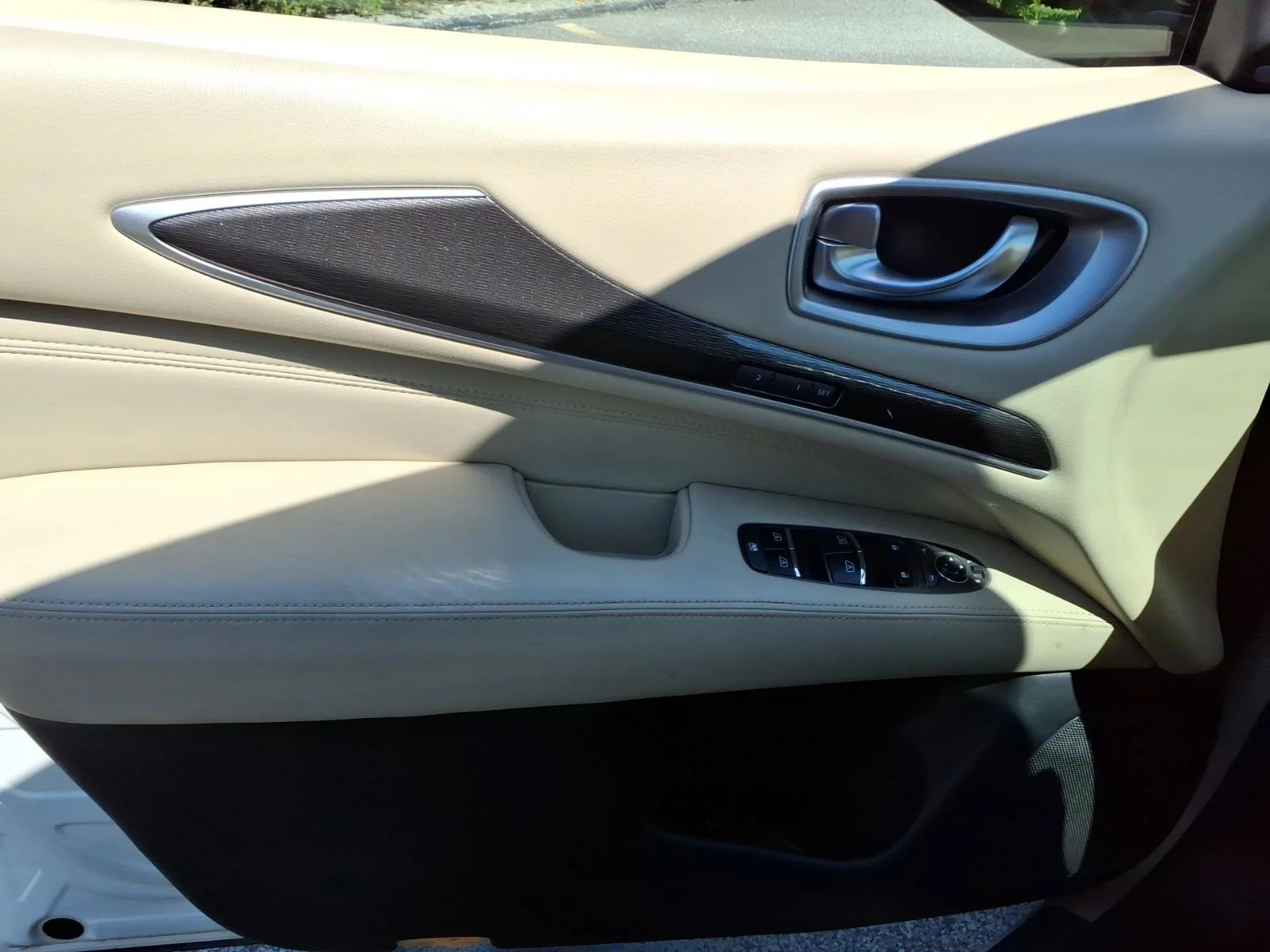 Used 2019 Majestic White INFINITI LUXE image 24