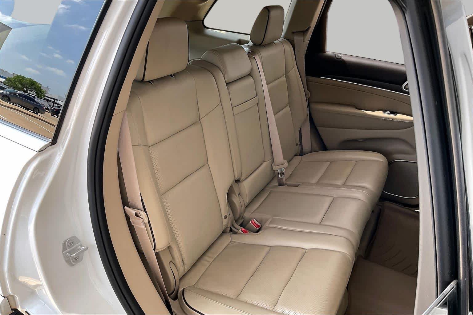 Used 2018 Ivory 3-Coat Jeep Overland image 18