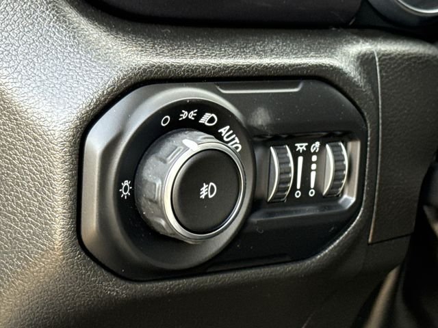 Used 2022 White Jeep Unlimited Sahara Altitude image 22