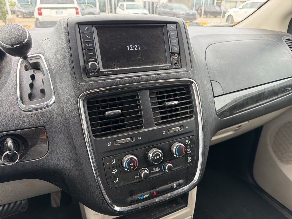 Used 2018 Gray Dodge SE image 3