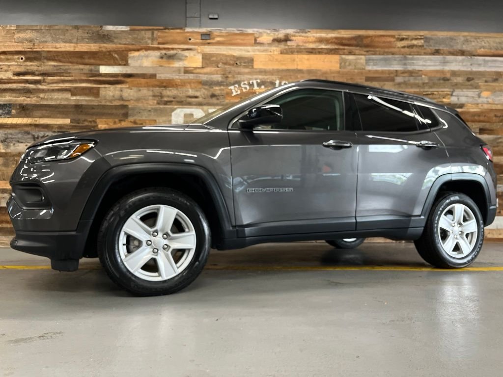 Used 2022 Crystal Metallic Jeep Latitude image 41