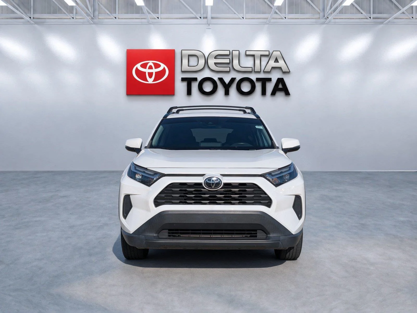 Used 2022 White Toyota XLE image 4