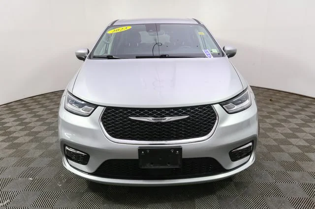 Used 2023 Silver Chrysler Touring L image 4