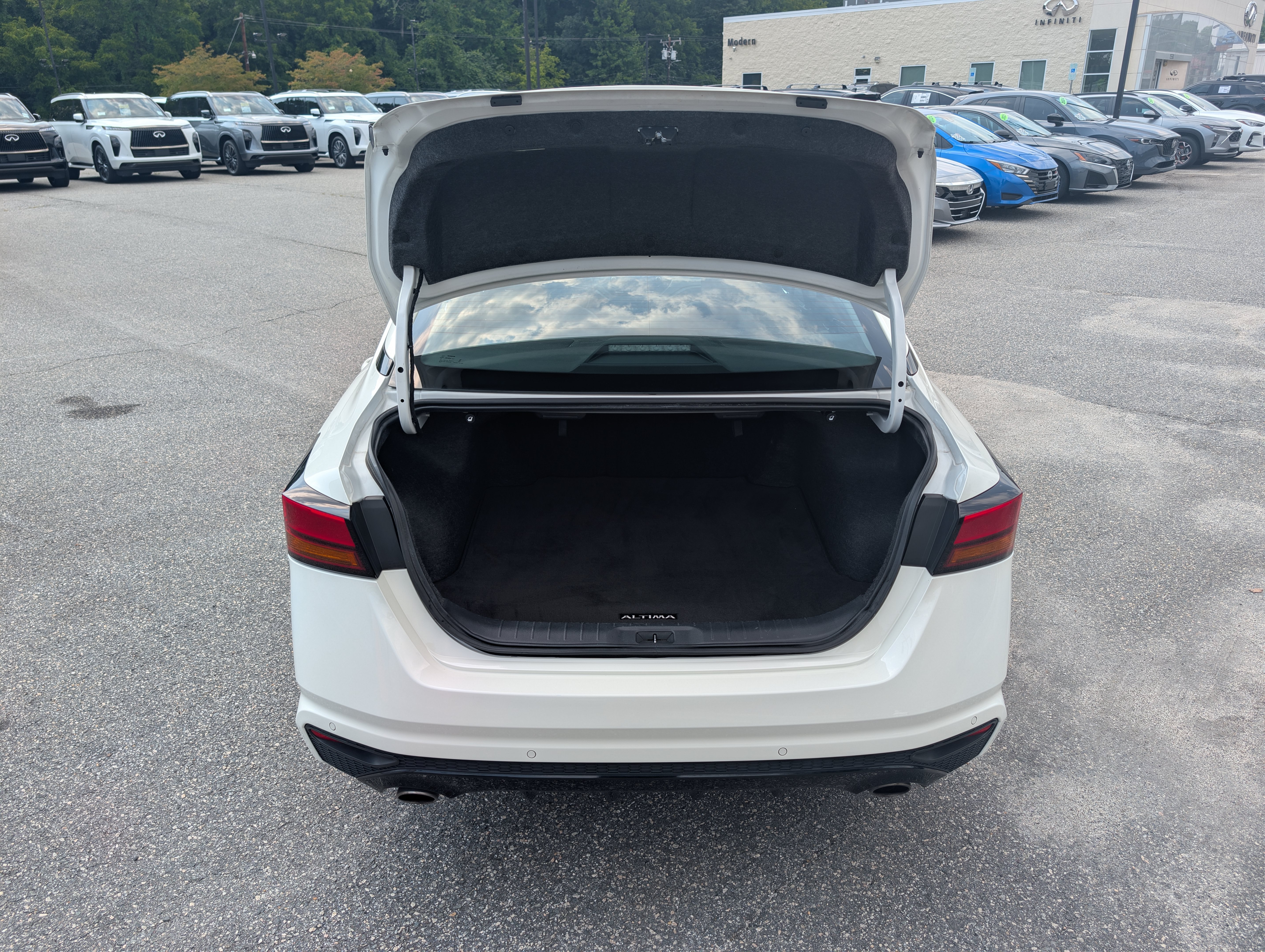 Used 2025 Pearl White Tricoat Nissan SR image 27