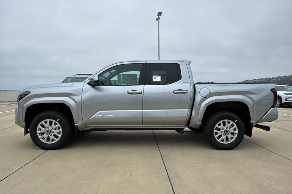 2025 Toyota Tacoma SR5 - Photo 7