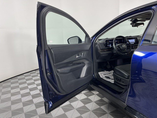 Used 2023 Deep Ocean Blue Pearl/Black Diamond Pearl Nissan ENGAGE image 13