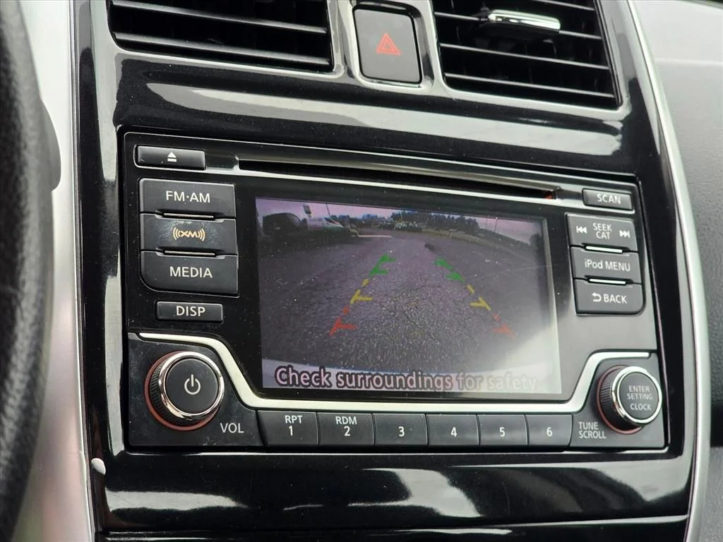 Used 2018 White Nissan 1.6 SV image 5