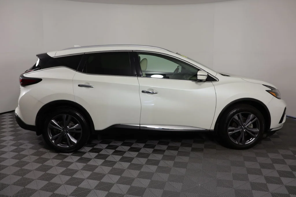 Used 2023 Pearl White Nissan Platinum image 9