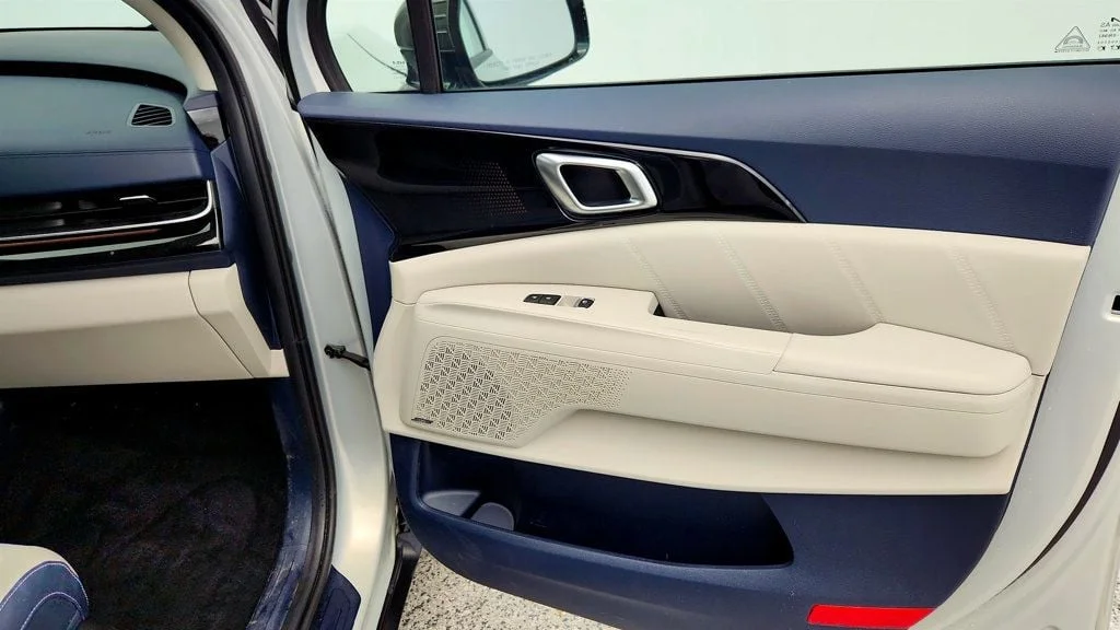 Used 2025 Ivory Silver Kia SX Prestige w/ Dual Rear Entertainment & VIP 2nd Row Seats image 30