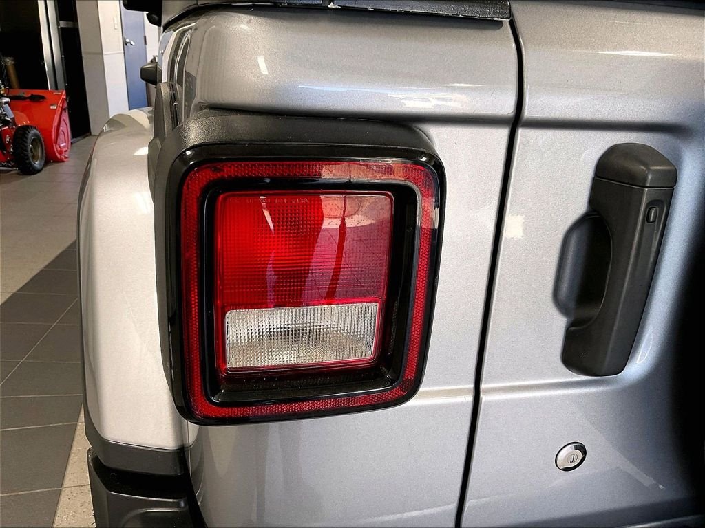 Used 2018 Silver Jeep Unlimited Sahara image 33