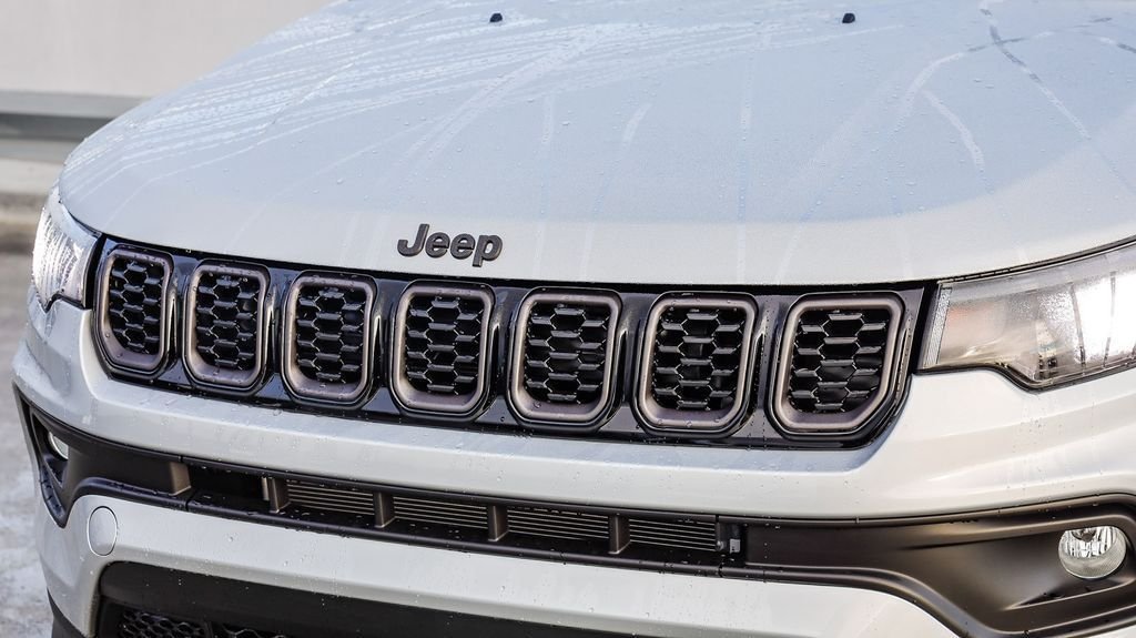 New 2026 silver zynith metallic clearcoat Jeep Latitude image 6