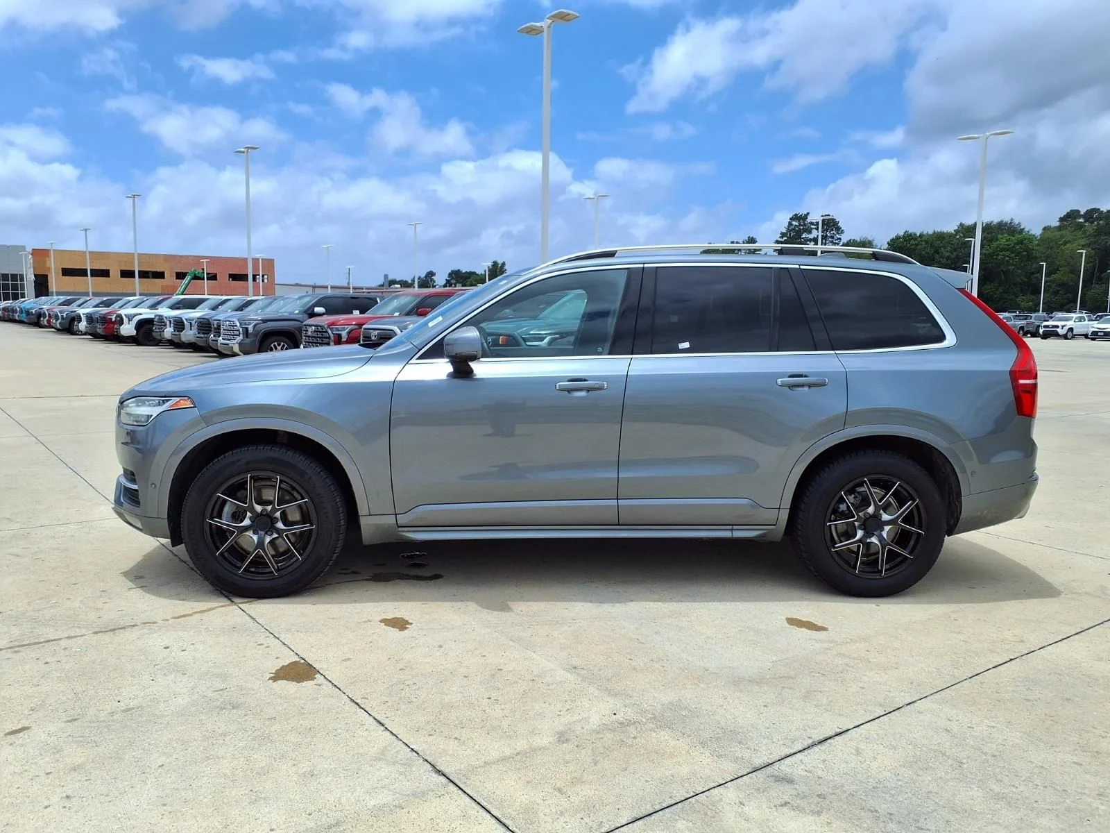 Used 2018 Gray Volvo T6 Momentum image 9