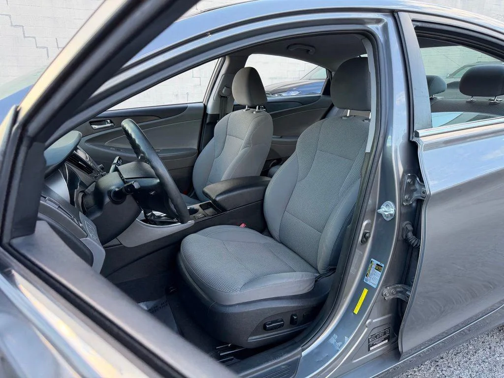 Used 2013 Gray Hyundai GLS image 17