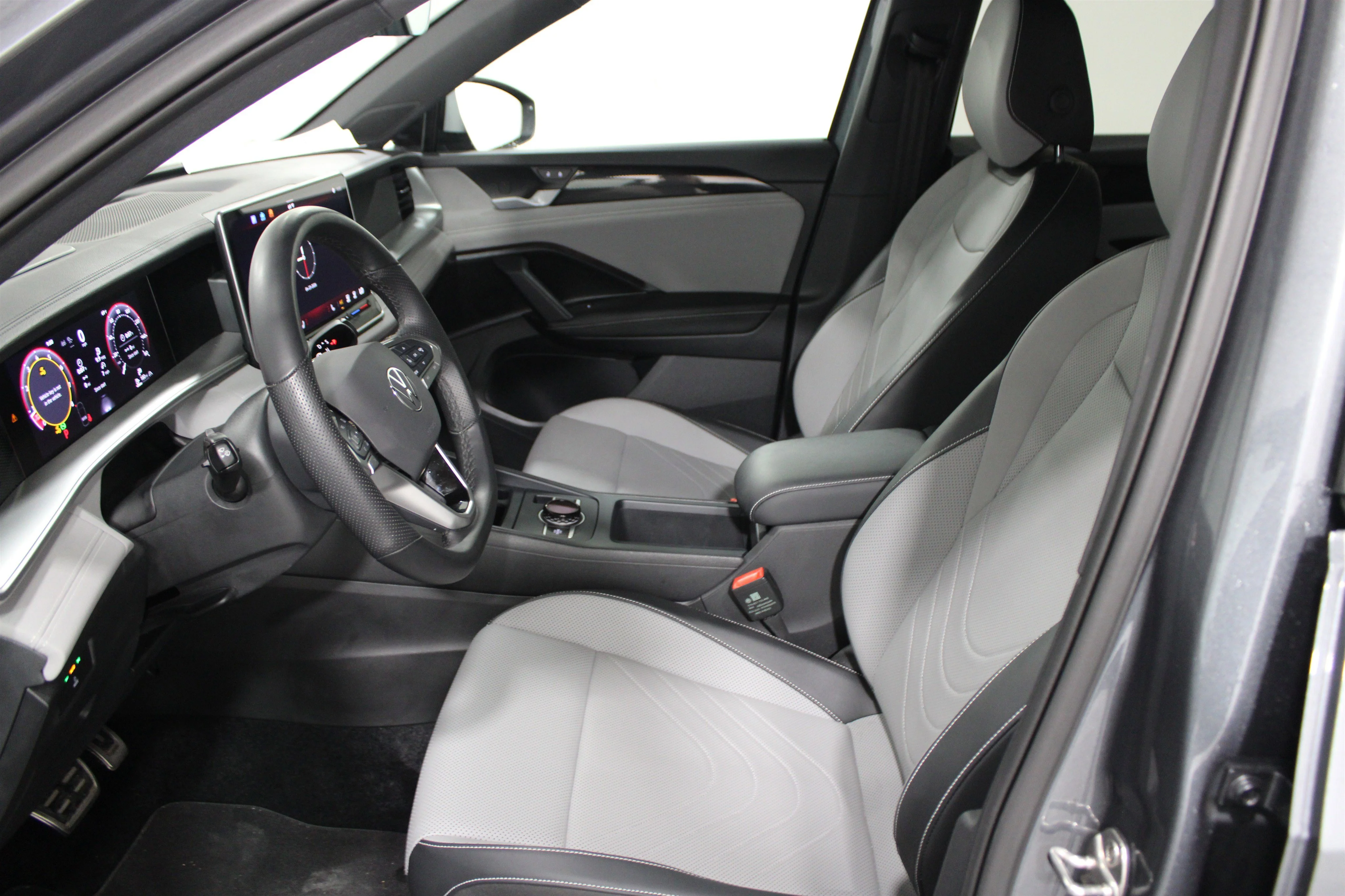 Used 2025 Platinum Gray Metallic Volkswagen SE R-Line Black image 3