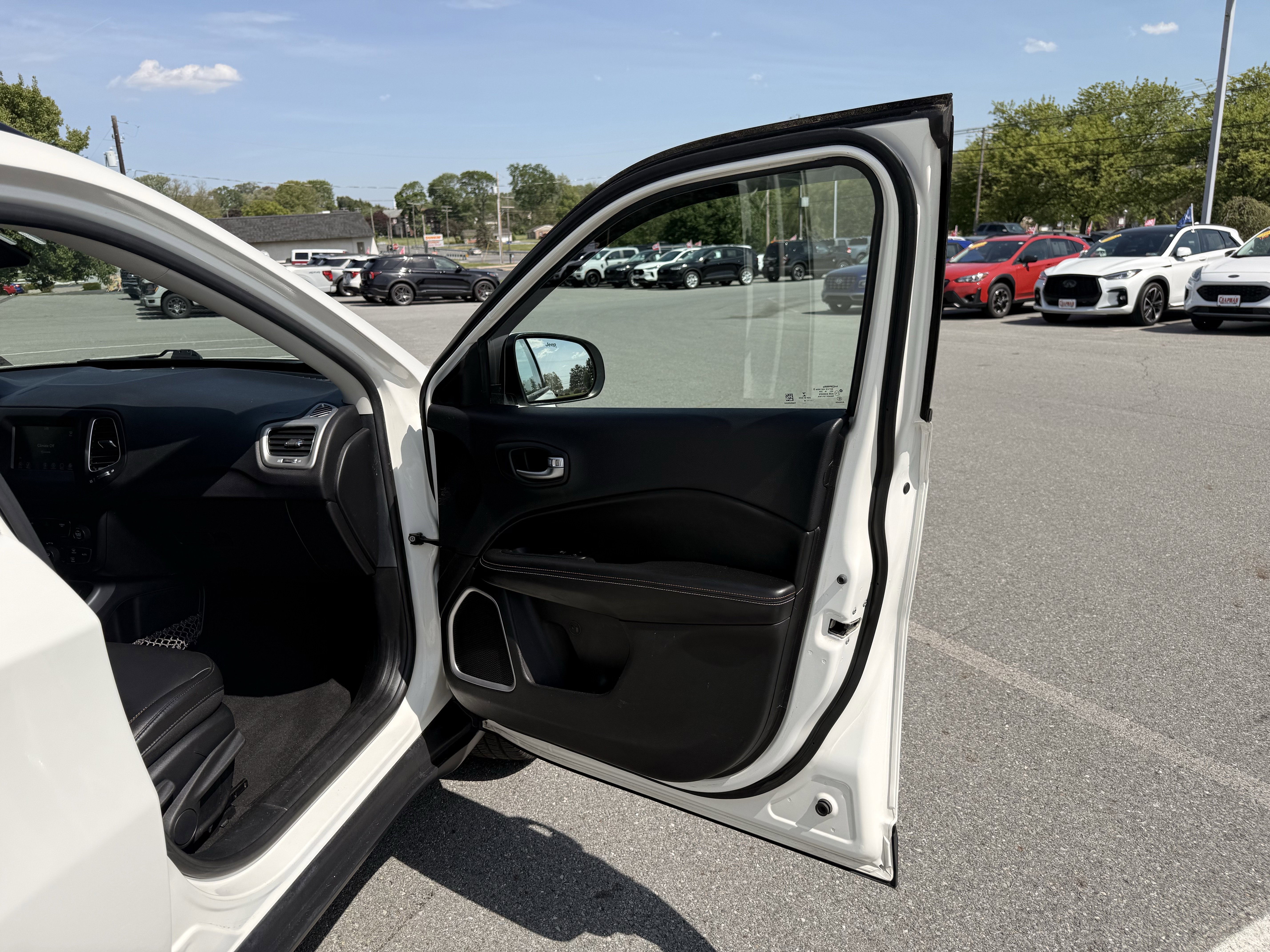 Used 2018 White Clearcoat Jeep Latitude image 36