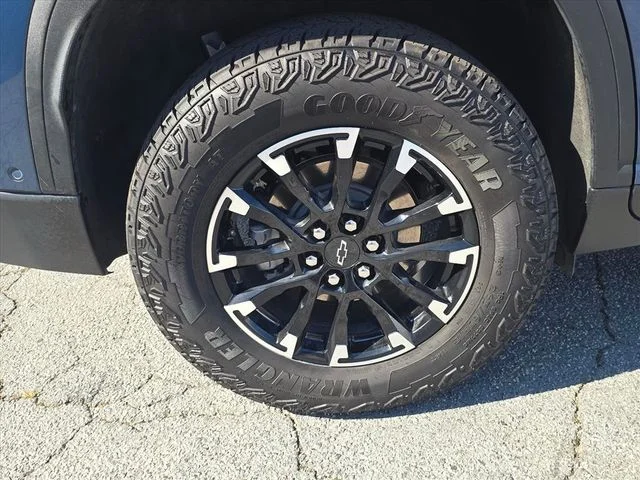 Certified Used 2024 Blue Chevrolet Z71 image 32