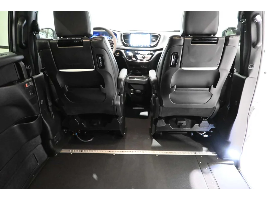 2024 Chrysler Pacifica Touring L - Photo 20