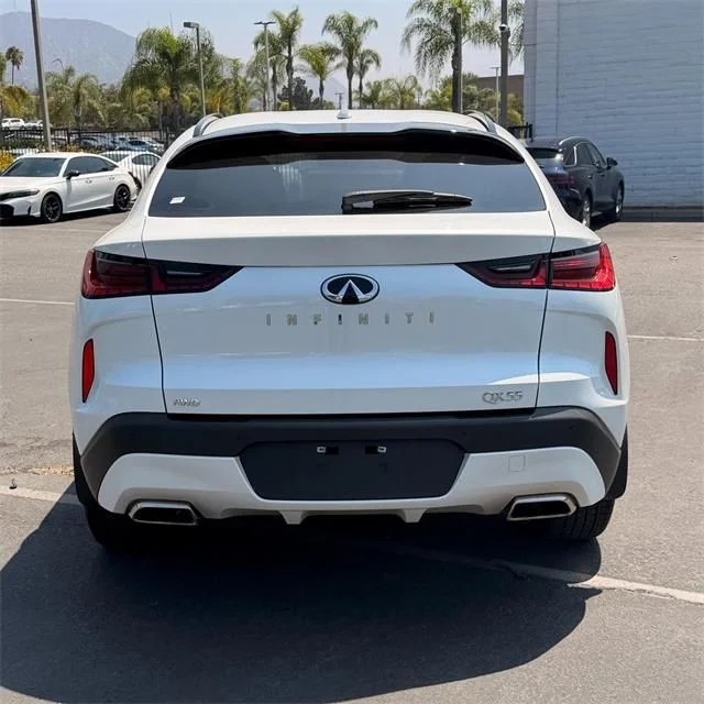 Used 2025 White INFINITI LUXE image 6