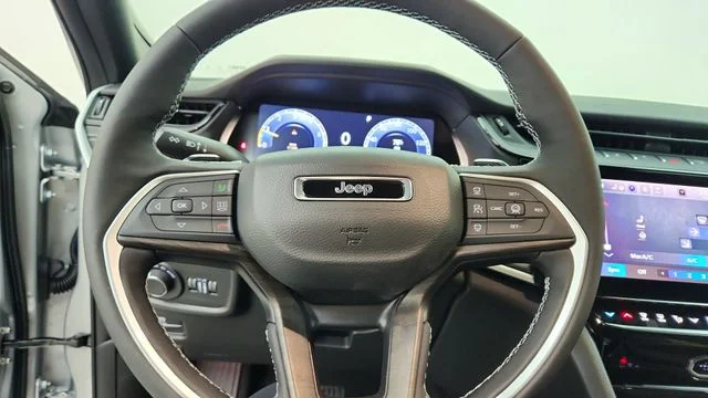 New 2026 Silver Zynith Exterior Paint Jeep Laredo Altitude image 21