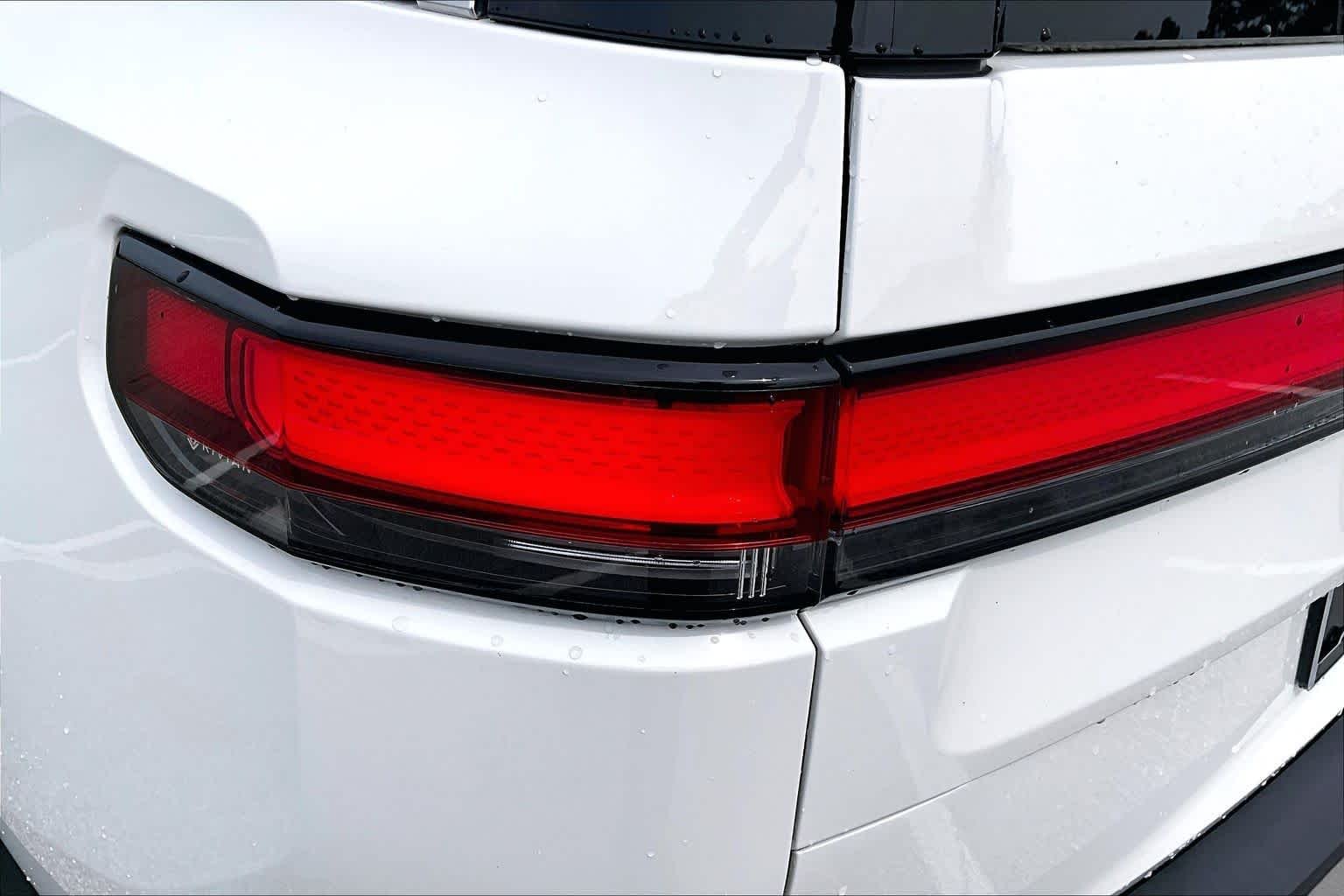 Used 2023 Glacier White Rivian Launch Edition image 31