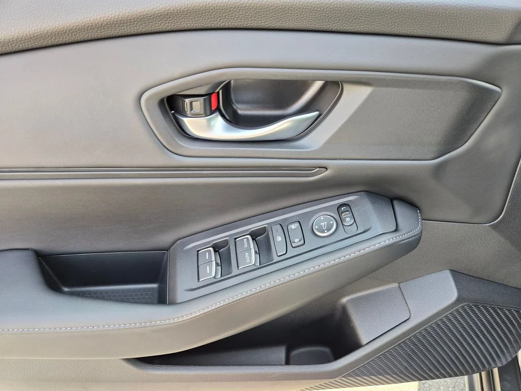 Used 2025  Honda Sport image 22