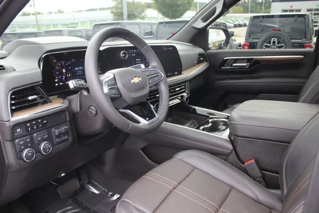 Used 2025 Black Chevrolet High Country image 3
