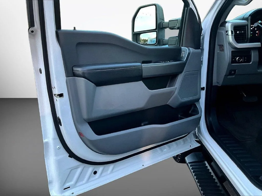 Used 2024 Oxford White Ford XL image 23