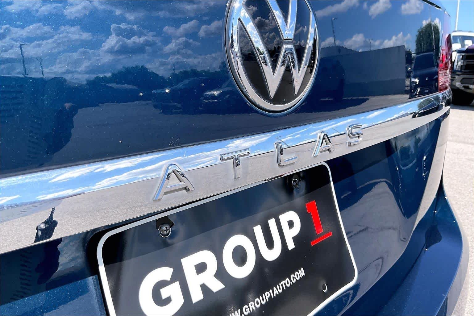 Used 2023 Tourmaline Blue Metallic Volkswagen 3.6L V6 SE w/Technology image 10