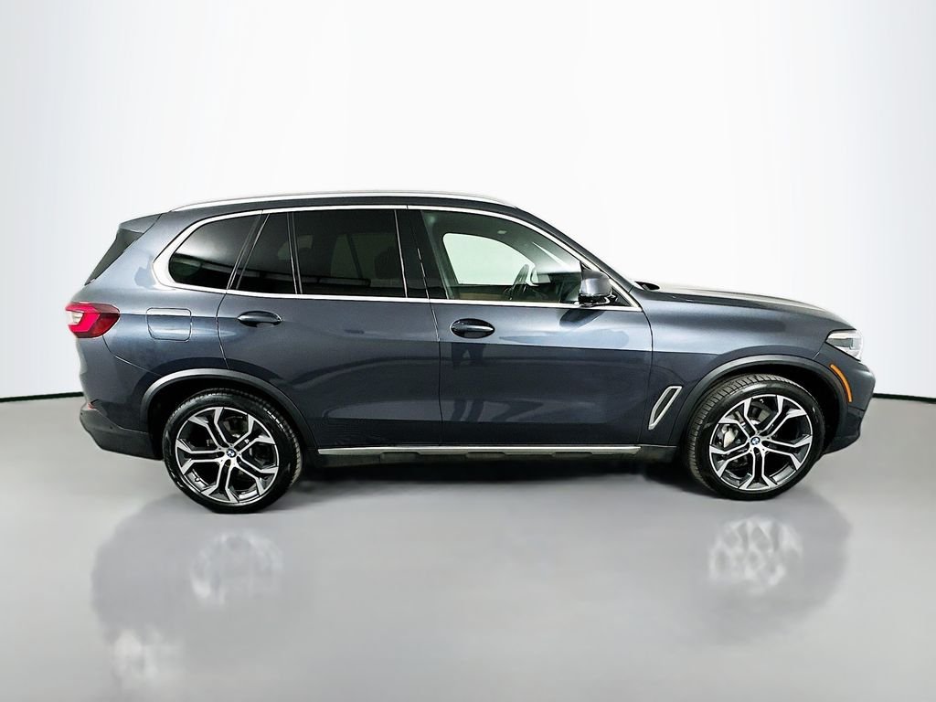 Used 2021 Arctic Grey Metallic BMW xDrive40i image 4