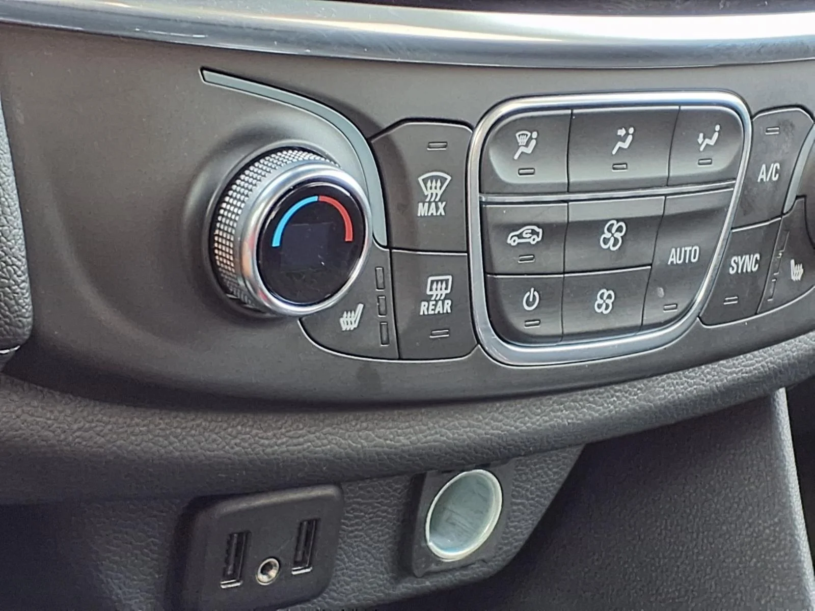 Used 2022 Silver Ice Metallic Chevrolet LT Cloth image 5