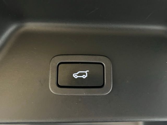 Used 2018 White Land Rover HSE image 28