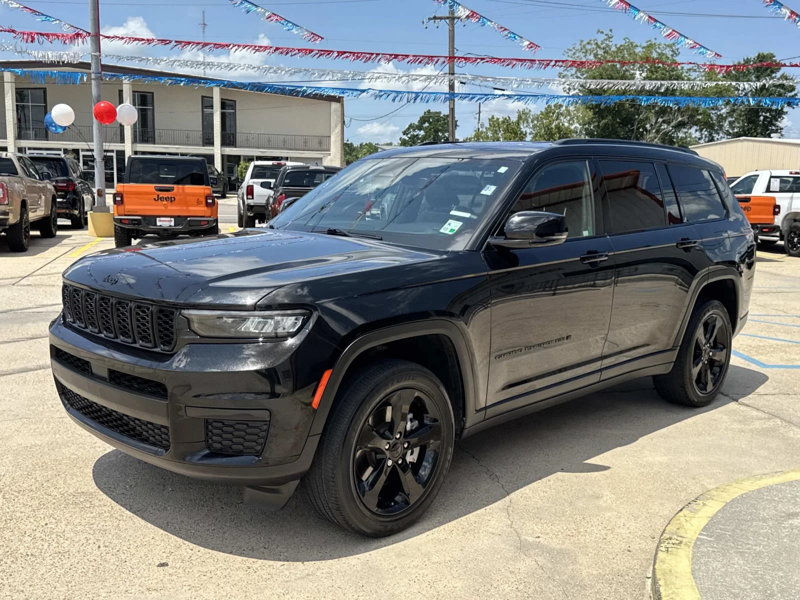 Used 2023 Diamond Black Crystal Pearlcoat Jeep Altitude image 3