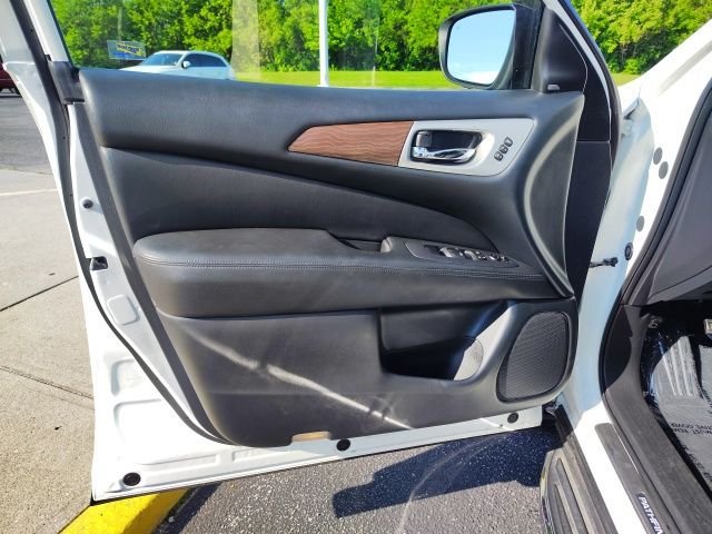Used 2020 White Nissan Platinum image 12