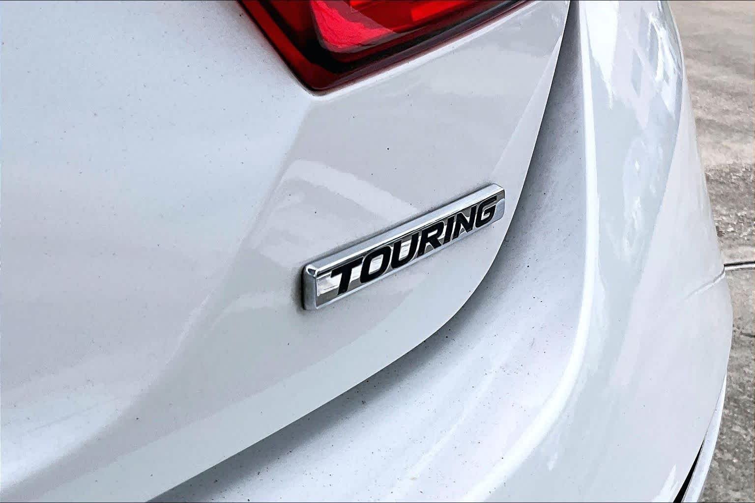 Used 2018 Platinum White Pearl Honda Touring 1.5T image 9