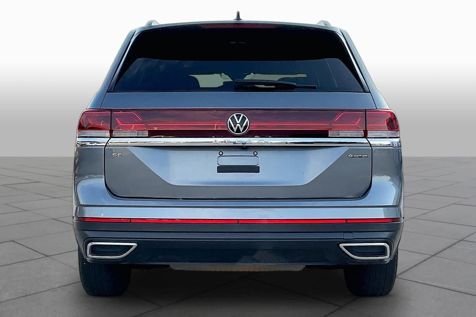 Used 2025 Platinum Gray Metallic Volkswagen 2.0T SE image 4
