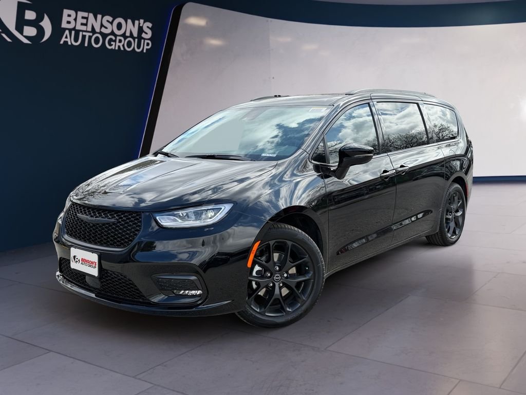 2026 Chrysler Pacifica Limited's photo