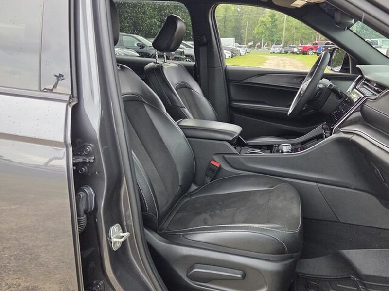 Used 2023 Metallic Jeep Altitude image 17